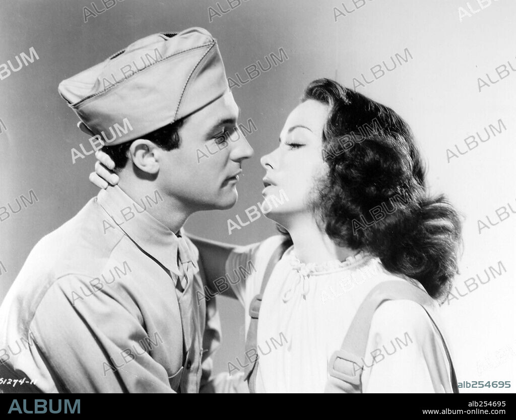 GENE KELLY and KATHRYN GRAYSON in THOUSANDS CHEER, 1943, directed by GEORGE SIDNEY. Copyright METRO GOLDWYN MAYER.