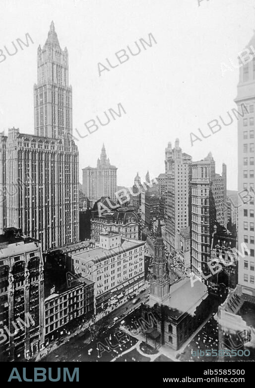 New York (USA). Ansicht mit Woolworth Building (links) und Municipal Building (Hintergrund). Foto, um 1920.