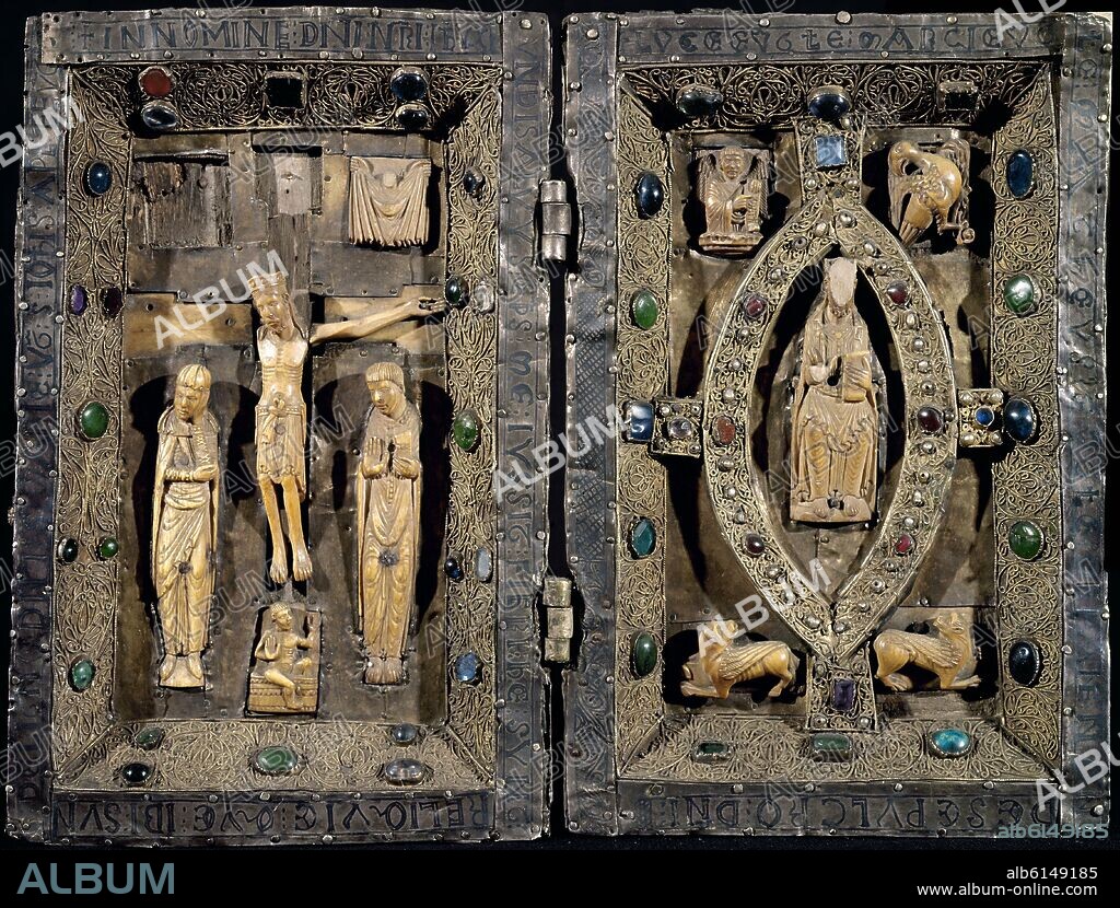 CAMARA SANTA - DIPTICO RELICARIO DEL OBISPO DON GONZALO DONDE SE MEZCLAN LAS TECNICAS DE EBORARIA CON LAS DE ORFEBRERIA - ROMANICO - SIGLO XII.