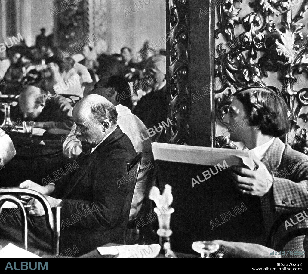 ANÓNIMO. Vladimir Lenin at the III Comintern World Congress on July 1921 (right: Painter Brodsky).