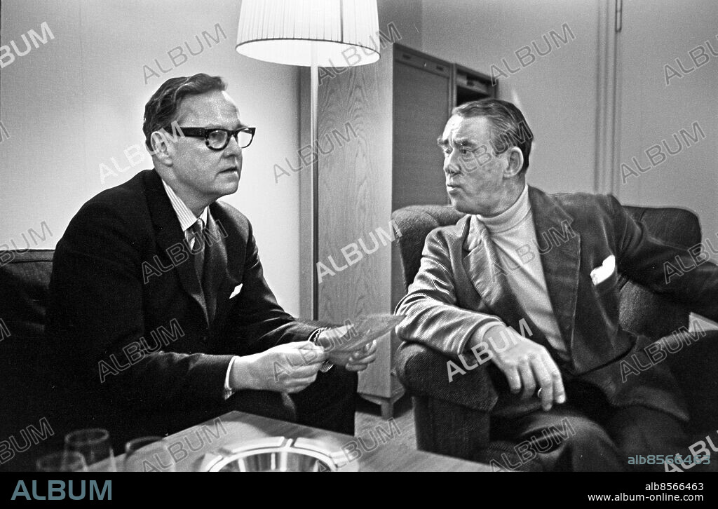 1969-01-22.. Henrik Dyfverman (tv), radio- och TV-man, regissör, och Holger Löwenadler, skådespelare, berättar om skådespelaren Anders de Wahl som uppmärksammas i radion på sin 100-årsdag.. Foto: Bertil S-son Åberg / RiR / SVT / Kod: 5600. Reportage publ. i RiR 7/69 inför ett radioprogram.. RiR 19337 sv/v.