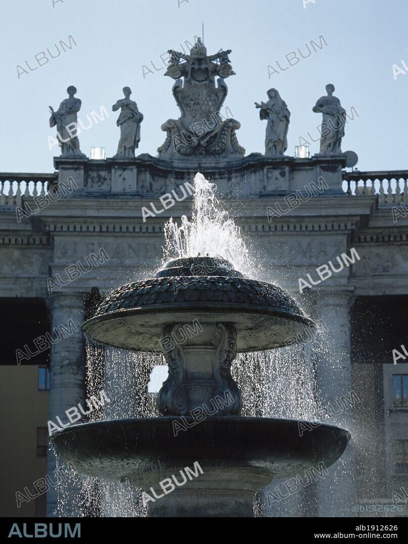 ARTE BARROCO. VATICANO. FUENTE de la PLAZA DE SAN PEDRO, de 8 m. de altura, con un amplio estanque de granito. Fue erigida en 1613 por Carlo Maderno (1612-1614) .