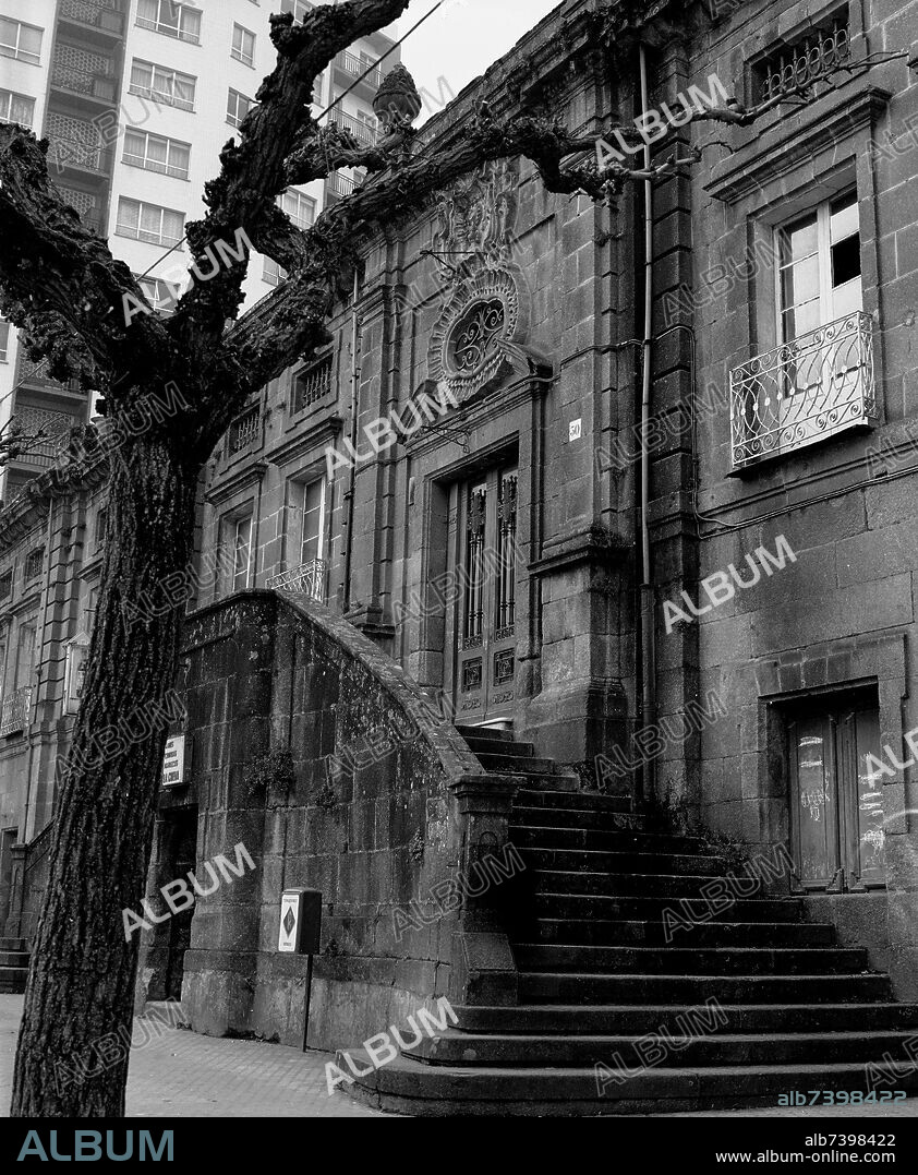 FACHADA DEL EDIFICIO ARCHIVO O LICEO CONSTRUIDO EN EL SIGLO XVIII - NEOCLASICISMO GALLEGO - ACTUAL SEDE DEL AYUNTAMIENTO - B/N - AÑOS 50.