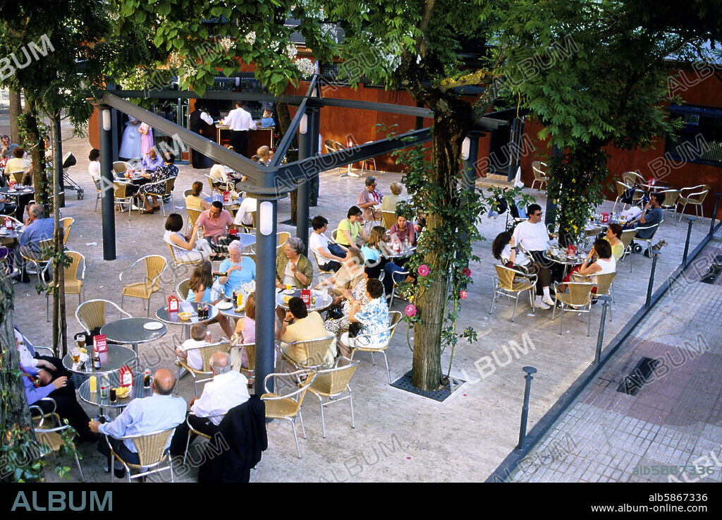parque de Calvo Sotelo; terraza del bar "El Kiosko".