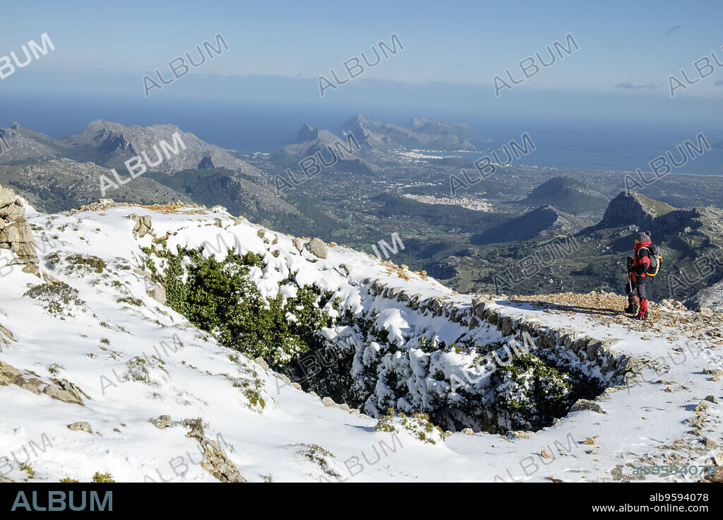 Casa de Neu del Puig Tomir, antiguo depósito de nieve excavado en el suelo, finca pública de Binifaldó, Escorca, Paraje natural de la Serra de Tramuntana, Mallorca, balearic islands, Spain.