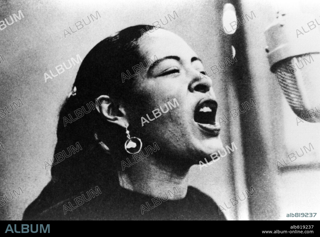 La cantante estadounidense de jazz Billie Holiday durante una sesión de grabación para Columbia Records. New York, 1957.