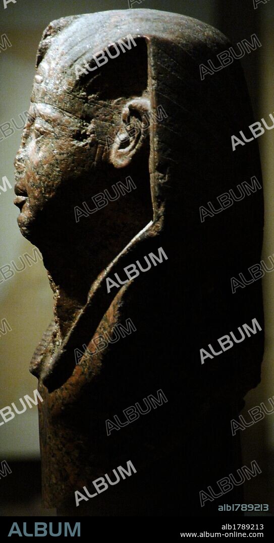 ARTE EGIPCIO. IMPERIO NUEVO. DINASTIA XIX. CABEZA DE FARAON en granito rojo, quizá Ramses II. Fechada hacia el año 1250 a. C. Museo Británico. Londres. Inglaterra. Reino Unido.
