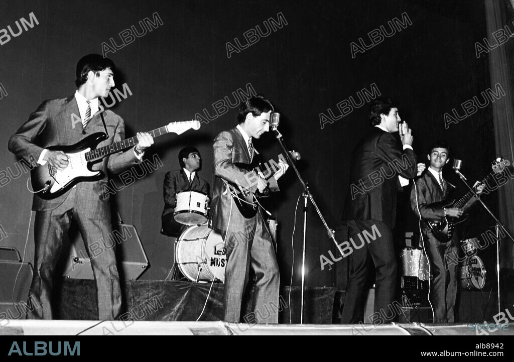 El grupo musical de rock español 'Los Mustang' en una actuación.