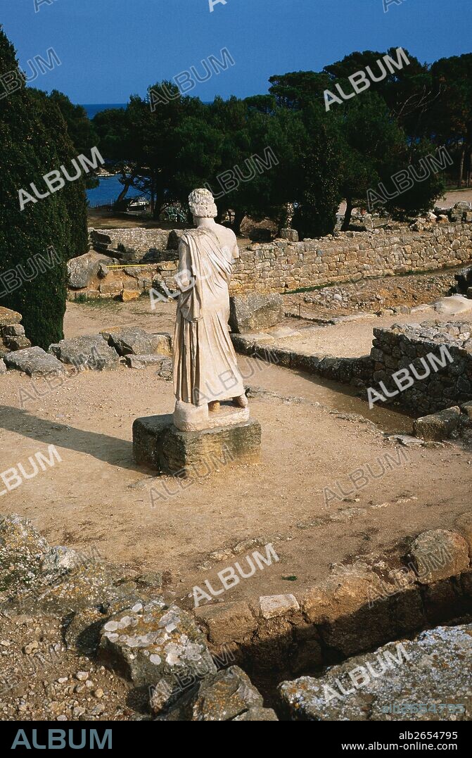 Estatua del dios de la medicina ASCLEPIO (el Esculapio romano) en la NEAPOLIS GRIEGA, conocida con el nombre de EMPORION. Fue fundada en el 575 a. C. EMPURIES. Provincia de Girona. Comarca del Alt Empordà. Cataluña.