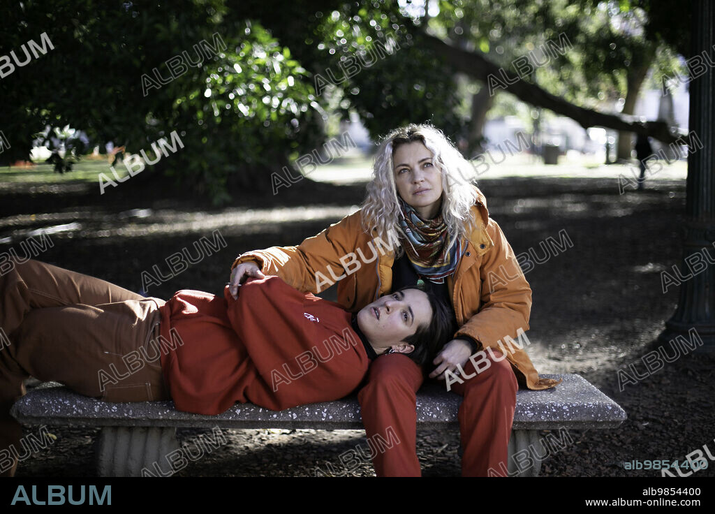 DOLORES FONZI et TOTO ROVITO dans BLONDI, 2023, réalisé par DOLORES FONZI. Copyright Gran Via Producciones / Amazon Studios.