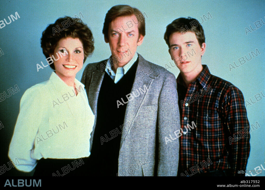 DONALD SUTHERLAND, MARY TYLER MOORE and TIMOTHY HUTTON in ORDINARY PEOPLE, 1980, directed by ROBERT REDFORD. Copyright PARAMOUNT PICTURES.