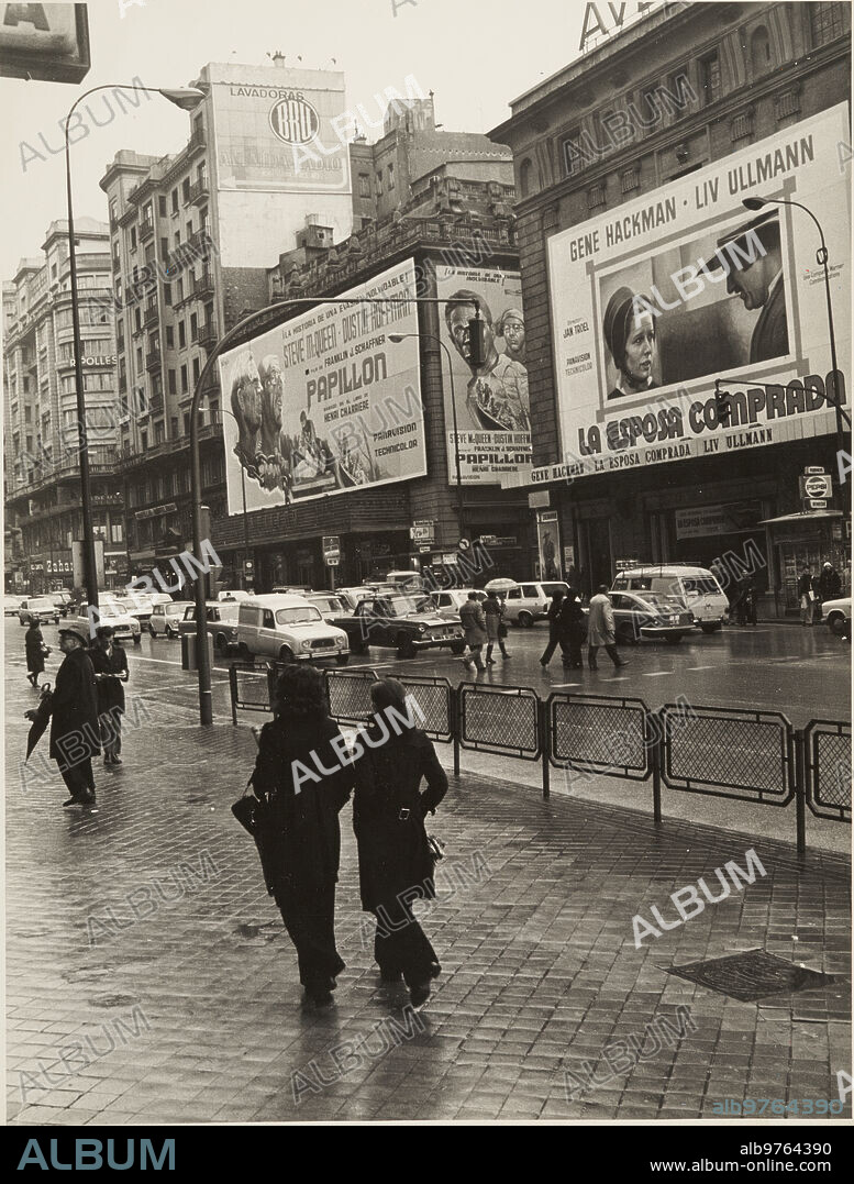 Madrid, 18/01/1975. La Gran Vía y el cine Avenida.