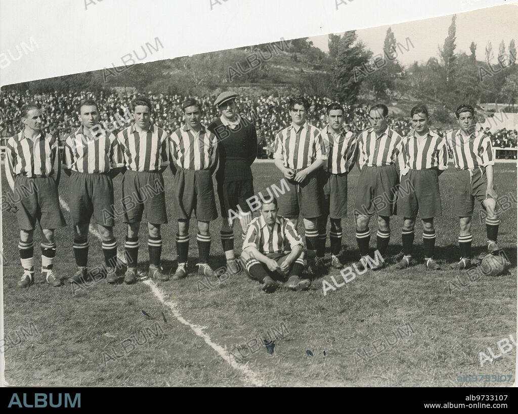 The Athletic de Madrid lineup that reached the final of the 1926 Copa del Rey. In the image: Marín, Tuduri, Luis Olaso, Cosme, Barroso, Palacios, Burdiel, Pololo, Triana, Alfonso Olaso. Sitting, From Miguel.