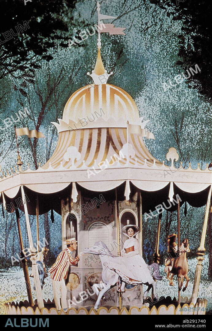 DICK VAN DYKE y JULIE ANDREWS en MARY POPPINS, 1964, dirigida por ROBERT STEVENSON. Copyright WALT DISNEY PRODUCTIONS.
