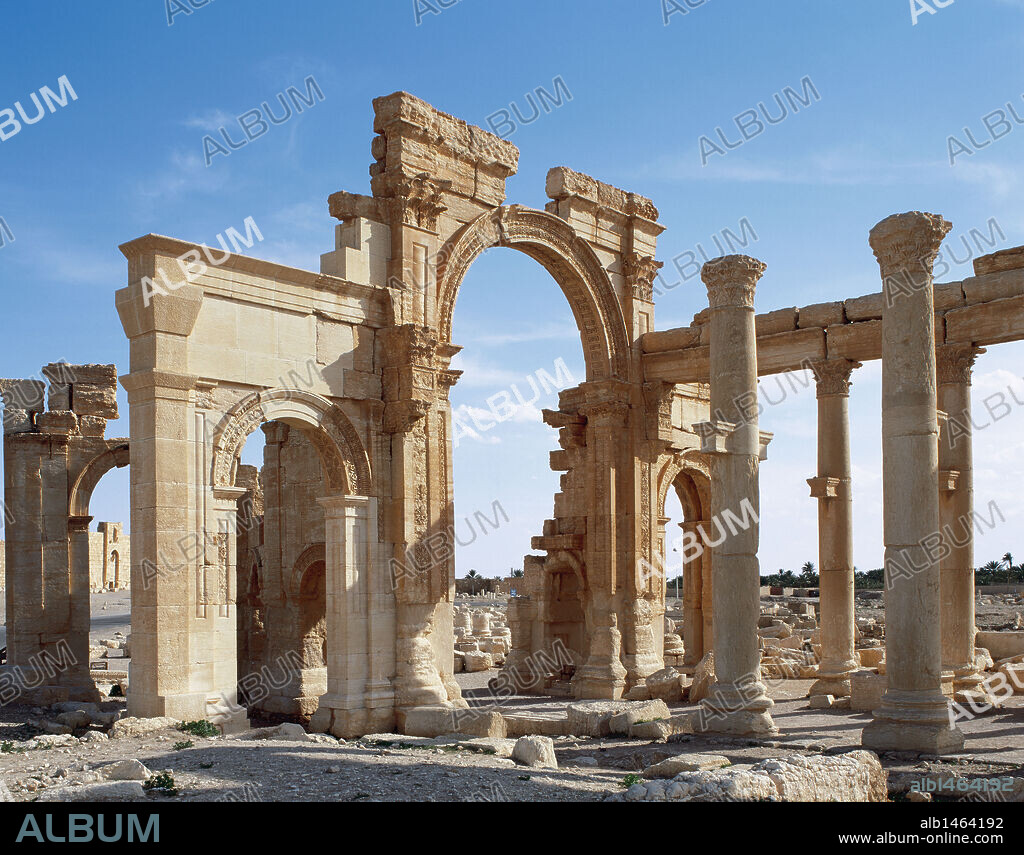 ARTE ROMANO. SIRIA. PALMIRA. Detalle del PORTICO MONUMENTAL de tres ventanas, levantado en forma de cuña, y fechado en el S. III. (Oasis de Tadmor) .