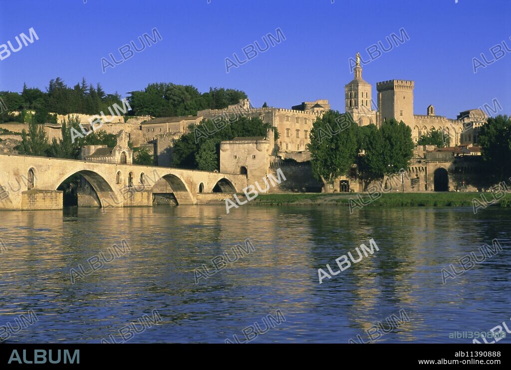 Pont St. Benezet (le Pont d'Avignon) bridge over the Rhone River, Avignon, Vaucluse, Provence, France, Europe.