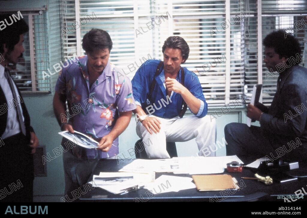 DON JOHNSON und PHILIP MICHAEL THOMAS in MIAMI VICE, 1984, unter der Regie von JOHN NICOLELLA, LEON ICHASO und RICHARD COMPTON. Copyright UNIVERSAL TV.