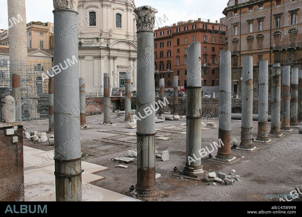 ARTE ROMANO. ITALIA. FORO DE TRAJANO (98-117). Es el último de los foros imperiales. Comprende una serie de edificaciones en las que se incluyen un templo y una basílica, así como tres monumentos del Emperador. Fue diseñado por APOLODORO DE DAMASCO, iniciado en el año 107 y finalizado en el 143. Roma.