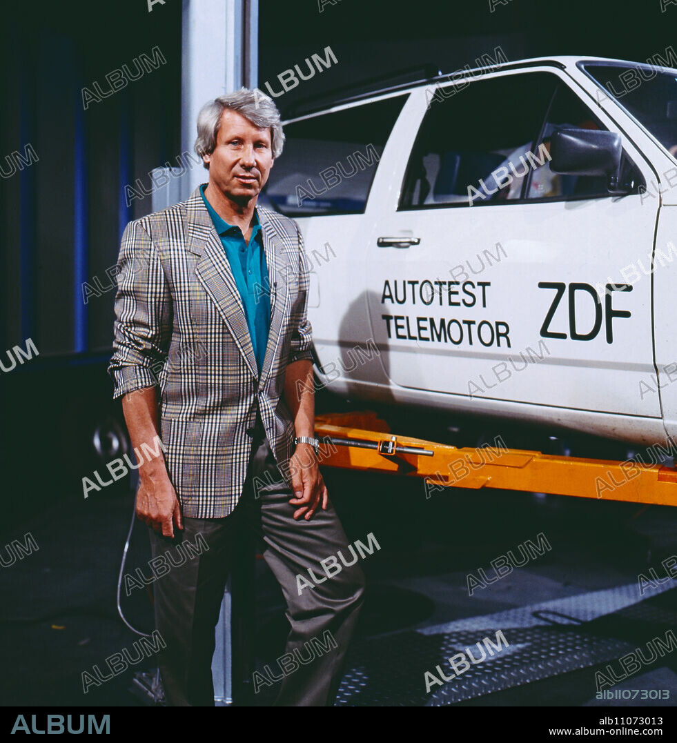 Telemotor, ZDF advice program on cars and mobility, Germany, 1987, Image: Sports journalist Karl Senne moderates from the backdrop of a car repair shop.