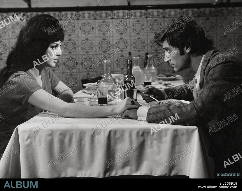 ANTONIO GADES et MARIA JOSE ALFONSO dans CON EL VIENTO SOLANO, 1966, réalisé par MARIO CAMUS. Copyright PRO ARTIS IBERICA.