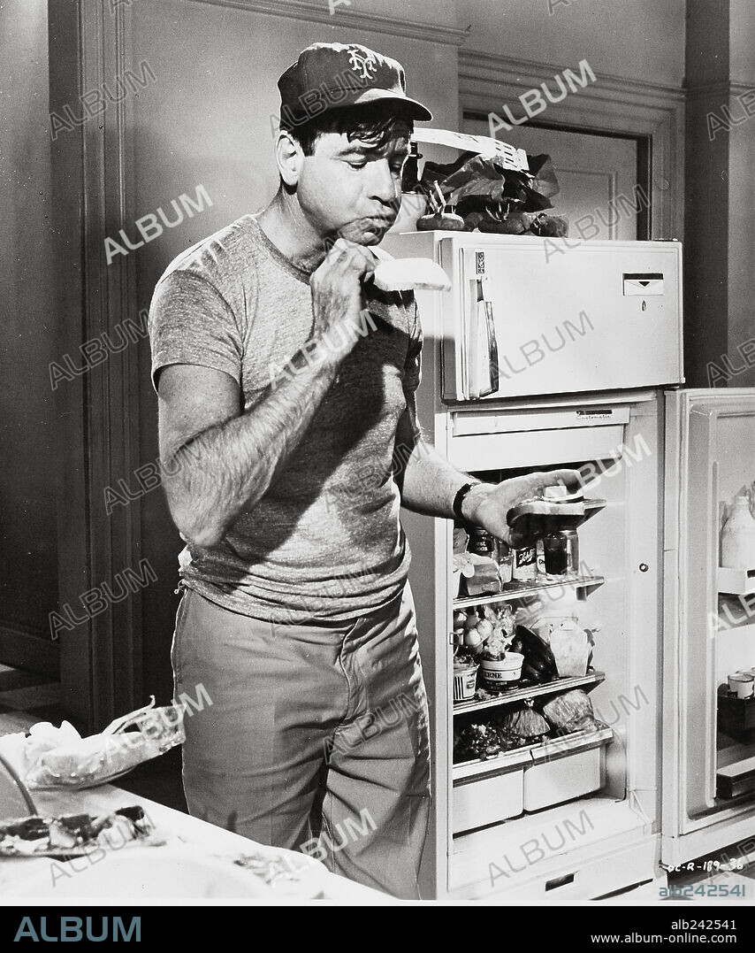 WALTER MATTHAU en LA EXTRAÑA PAREJA, 1968 (THE ODD COUPLE), dirigida por GENE SAKS. Copyright PARAMOUNT PICTURES.
