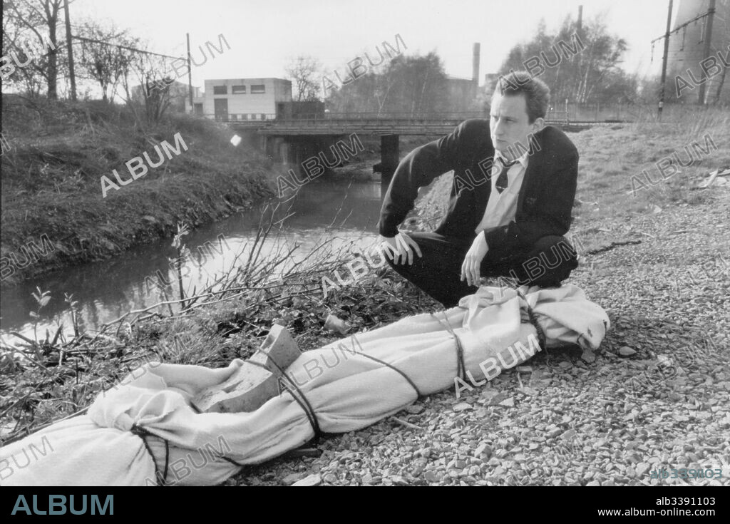 OCURRIO CERCA DE SU CASA, 1992 (C'EST ARRIVE PRES DE CHEZ VOUS), dirigida por ANDRE BONZEL, BENOIT POELVOORDE y REMY BELVAUX. Copyright LES ARTISTES ANONYMES.