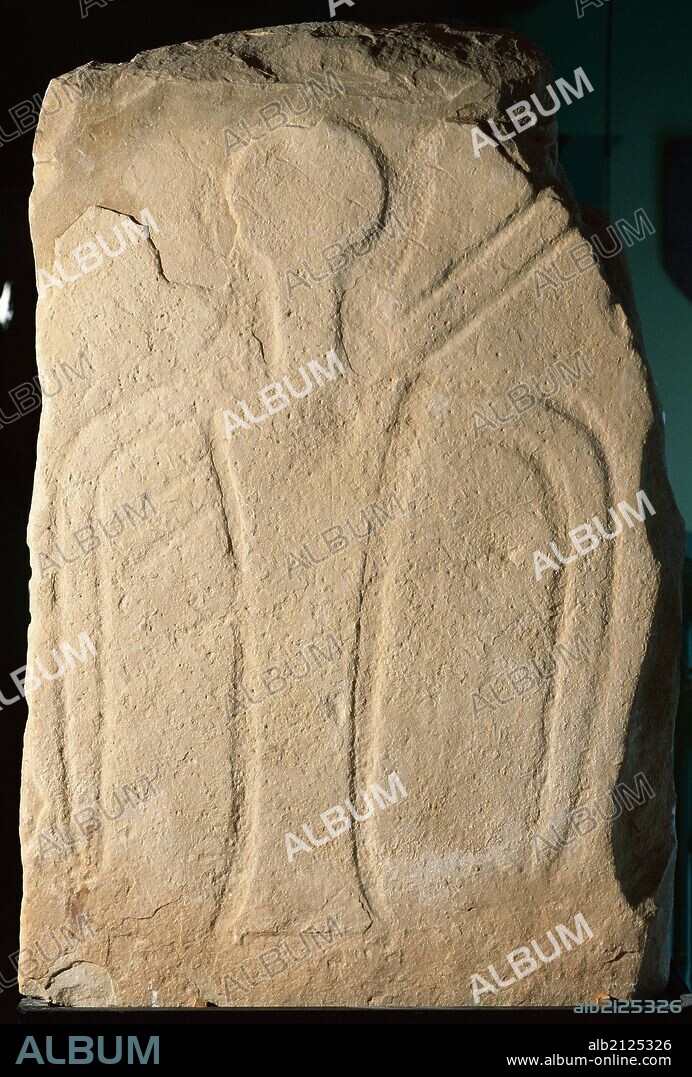 ARTE PREHISTORICO. EDAD DE LOS METALES. ESPAÑA. EDAD DEL BRONCE. ESTELA DE PREIXANA. Lápida de cerca 1 m. de altura. Grabada la figura de un guerrero con correa y espada. Se considera un monumento funerario de la CULTURA DEL ARGAR (2000-1500 a. C). Comarca de l'Urgell. Provincia de Lleida. Museu Comarcal de Cervera. Cataluña.