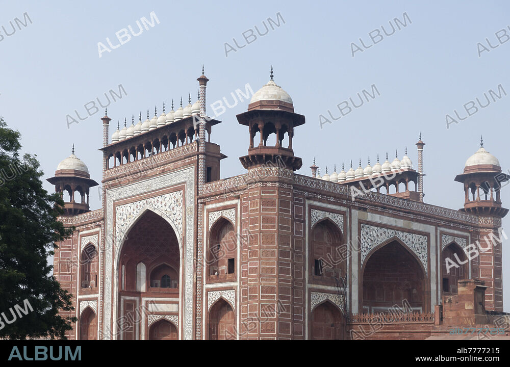 Le porche d'entrée principale. Le Taj Mahal, " le palais de la couronne ", est un mausolée de marbre blanc construit par l'empereur moghol musulman Shâh Jahân en mémoire de son épouse Arjumand Bânu Begam. Agra. Uttar Pradesh. Inde.