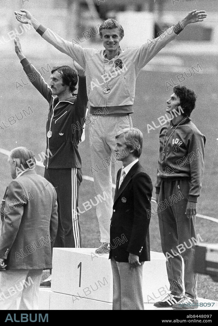 Montreal 1976-07-28. OS Montreal 1976. Anders Gärderud tar emot guldmedaljen för segern på 3000 meter hinder. På pallen med Frank Baumgartl och Bronislaw Malinowski. Foto: Jan Düsing / Expressen / TT / Kod: 12. ** AFTONBLADET OUT **.