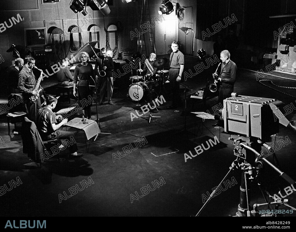 ARKIV 19601012.. Premiär för "Studio A", TV:s första "riktiga" svenska jazzprogram. Monica Zetterlund i mitten sjunger. Musikerna är från vänster Sture Nordin, Allan Lundström, Maffi Fally, Nils Lindberg, Lars Gullin, Conny Svensson, Åke Persson och Torsten Wennberg.. Foto: Jan Delden / XP / TT / Kod: 10. ** AFTONBLADET OUT **.