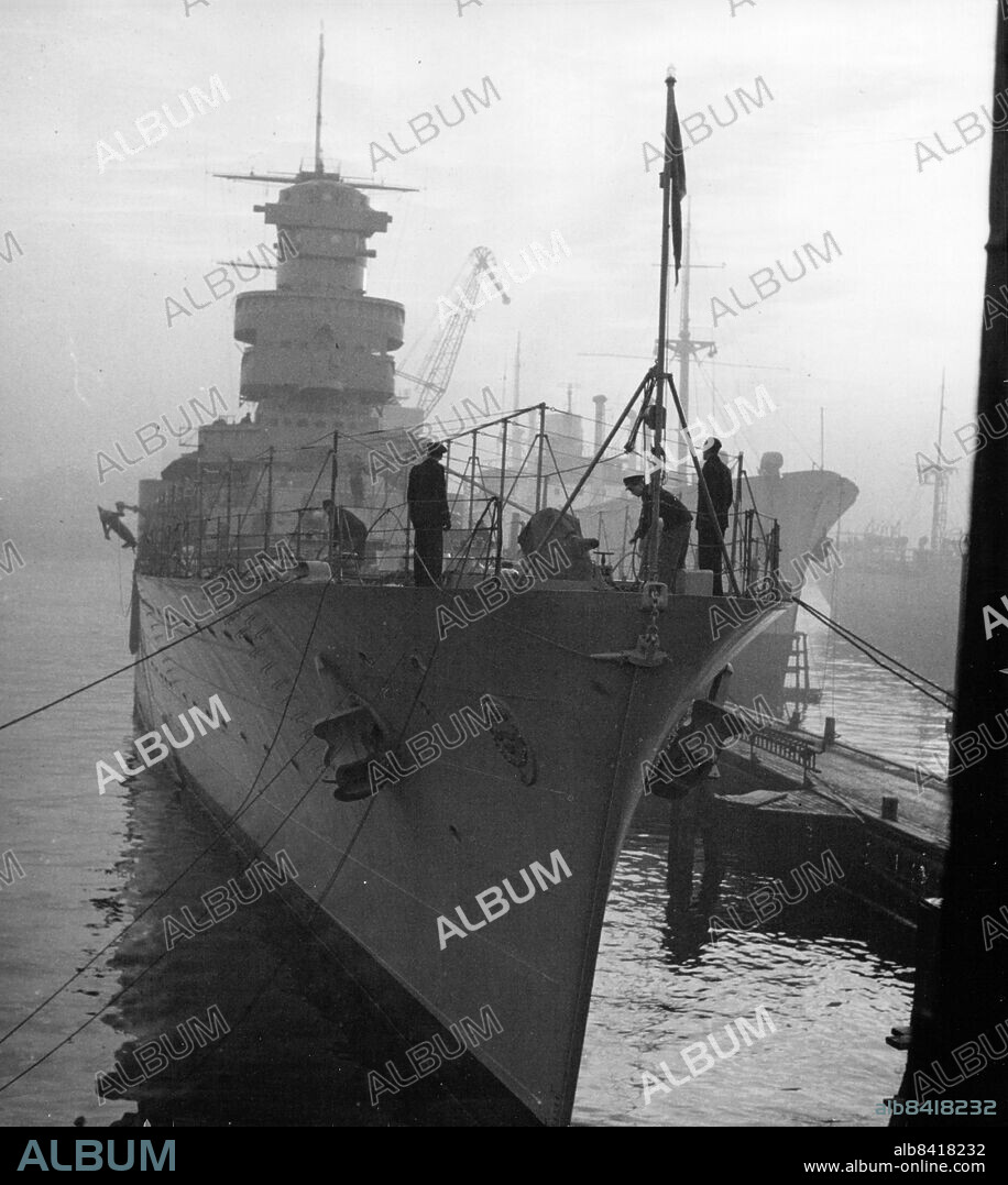 Karlskrona 1947-12-16. HMS Göta Lejon förtöjs i hamn en dimmig dag. Foto: SvD / TT / kod 12014.