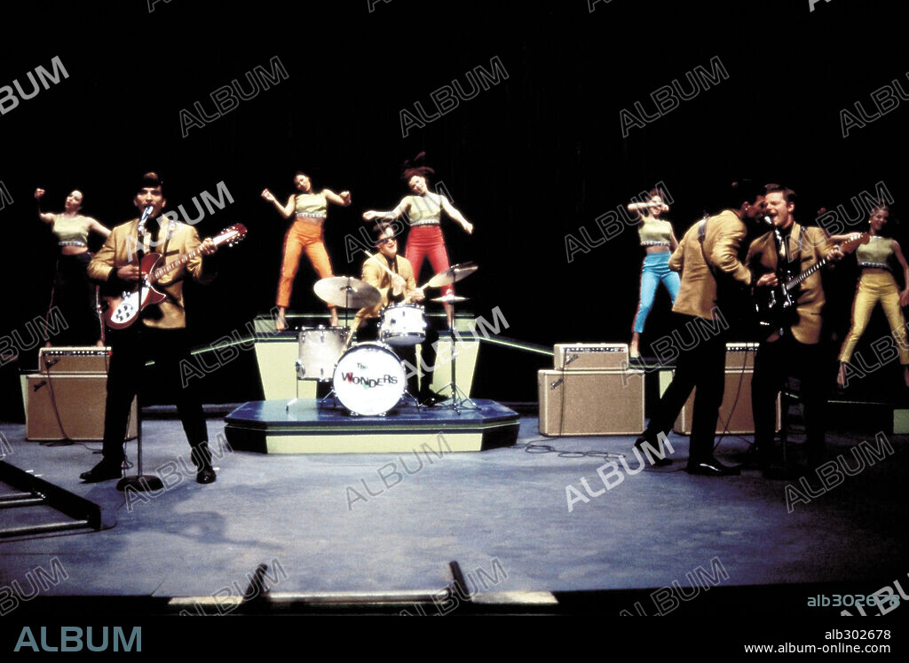 ETHAN EMBRY, JONATHON SCHAECH, STEVE ZAHN and TOM EVERETT SCOTT in THAT THING YOU DO, 1996, directed by TOM HANKS. Copyright 20TH CENTURY FOX / CARUSO, PHILLIP.