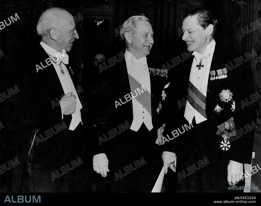 Pilgrims Welcome New U.S. Ambassador -- From left to right :- Sir Harry Brittain who since 1902 has been the active Head of the Pilgrims. Mr. Aldrich. Sir Campbell Stuart, the Chairman of the Pilgrims. The Pilgrims - the famous society for promoting Anglo-American friendship - this evening gave a dinner in honour of the new American Ambassador to the court of St. James, Mr. Winthrop W. Aldrich. The dinner also marked the Pilgrim's fiftieth anniversary. March 19, 1953. (Photo by Paul Popper).
