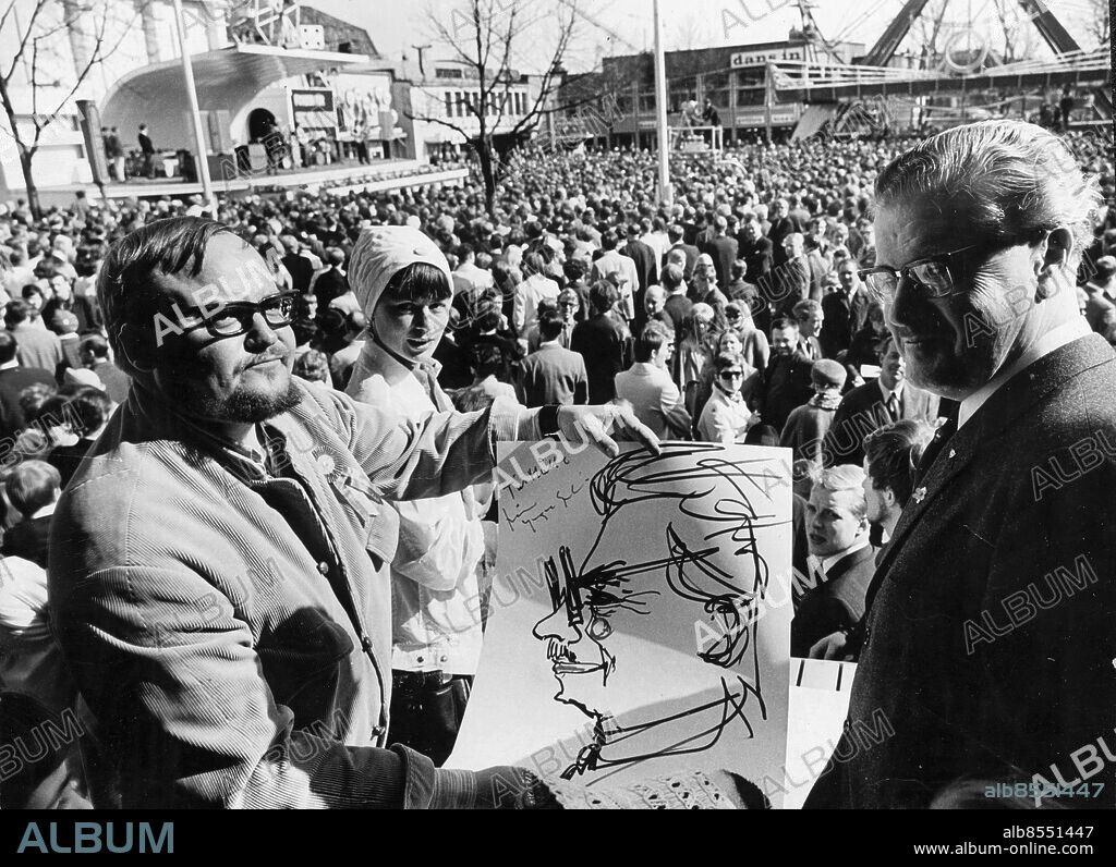 STOCKHOLM 1968-04-28. Yngve Gamlin och Harriet Andersson hörde till dem som ställde upp gratis för Grekland på Gröna Lund. Gamlin ritade gubbar och Harriet var utropare.. Foto: Gunnar Westerlind / Expressen / TT / kod 192 . ** OUT AFTONBLADET **.