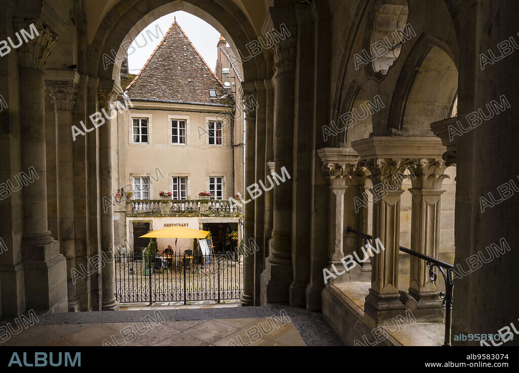 restaurante junto a la basílica de Santa María Magdalena de Vézelay, obra maestra de la arquitectura románica del siglo XII, monumento histoico, patrimonio de la humanidad por la Unesco, Vézelay, Borgoña, France.