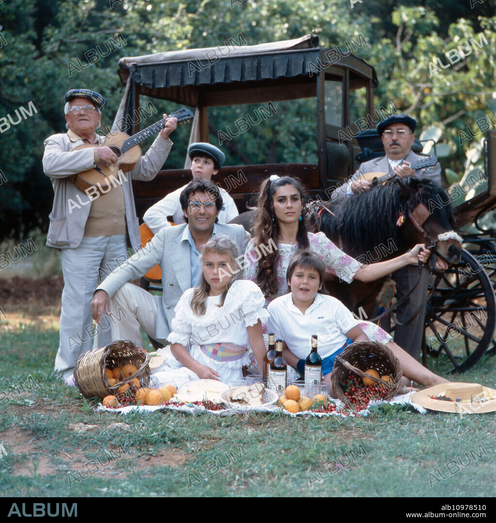 Home story of the Italian-American singer and actress Romina Power here at a picnic with the family and husband Albano Carrisi and the children Ylenia Carrisi and Yari Carrisi, Italy mid 1980s.