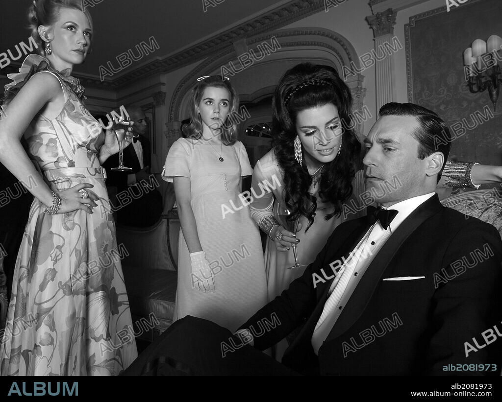 JANUARY JONES, JESSICA PARE, JON HAMM and KIERNAN SHIPKA in MAD MEN, 2007, directed by TIM HUNTER. Copyright AMERICAN MOVIE CLASSICS (AMC)/RADICAL MEDIA.