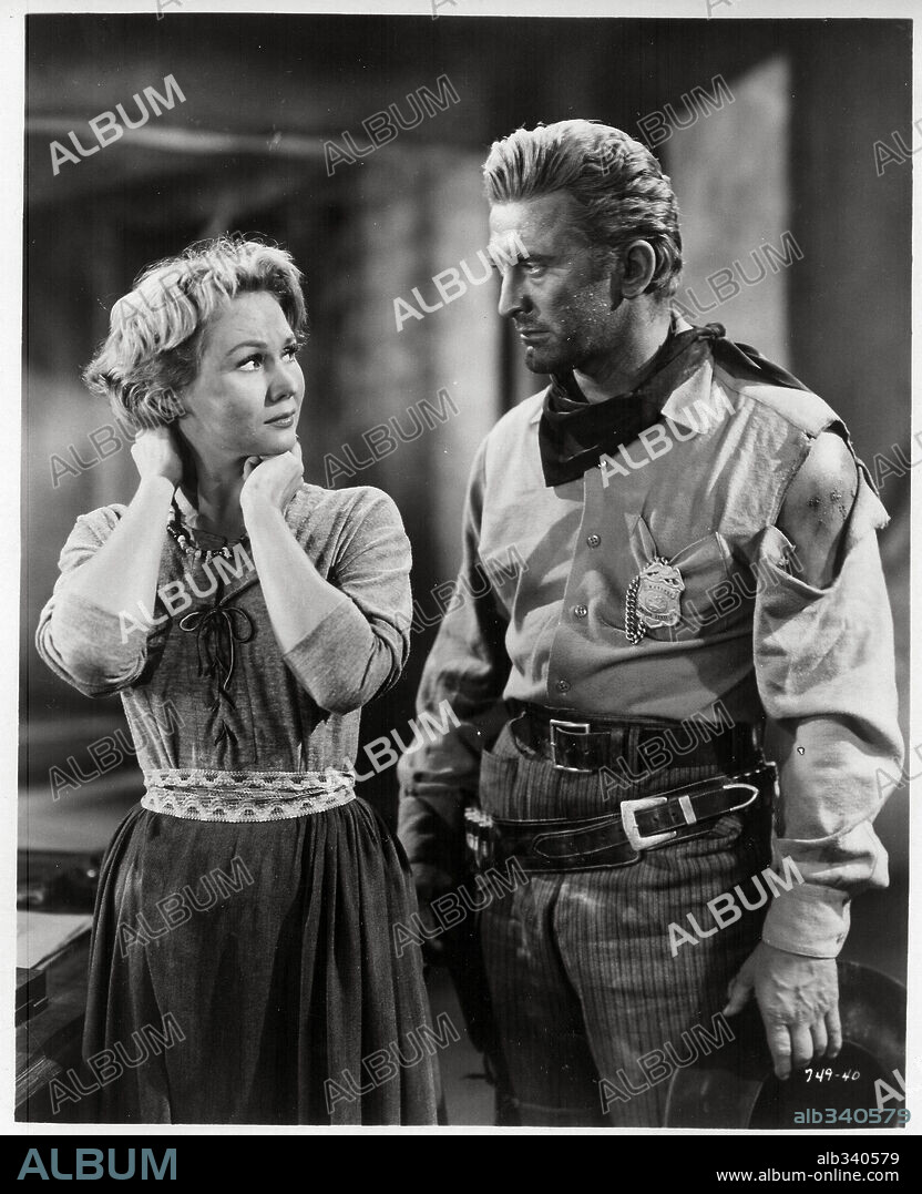 KIRK DOUGLAS y VIRGINIA MAYO en CAMINO DE LA HORCA, 1951 (ALONG THE GREAT DIVIDE), dirigida por RAOUL WALSH. Copyright WARNER BROTHERS.