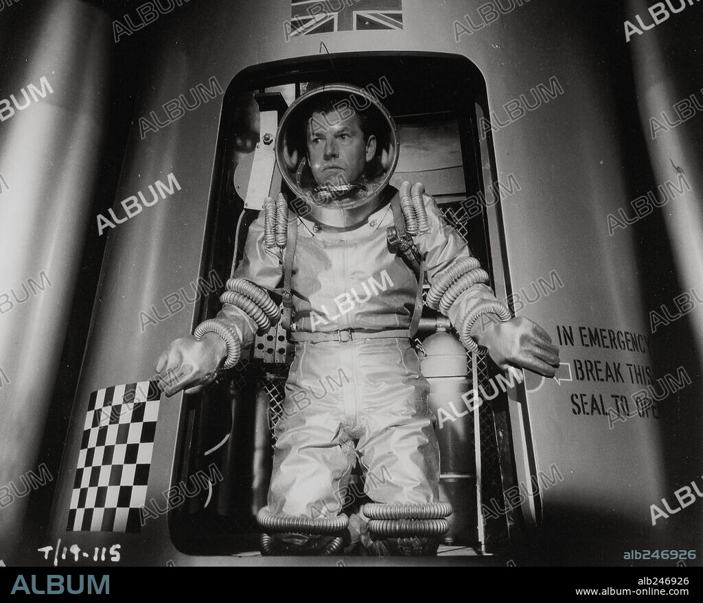KENNETH MORE en UN HOMBRE EN LA LUNA, 1960 (MAN IN THE MOON). Copyright RANK.