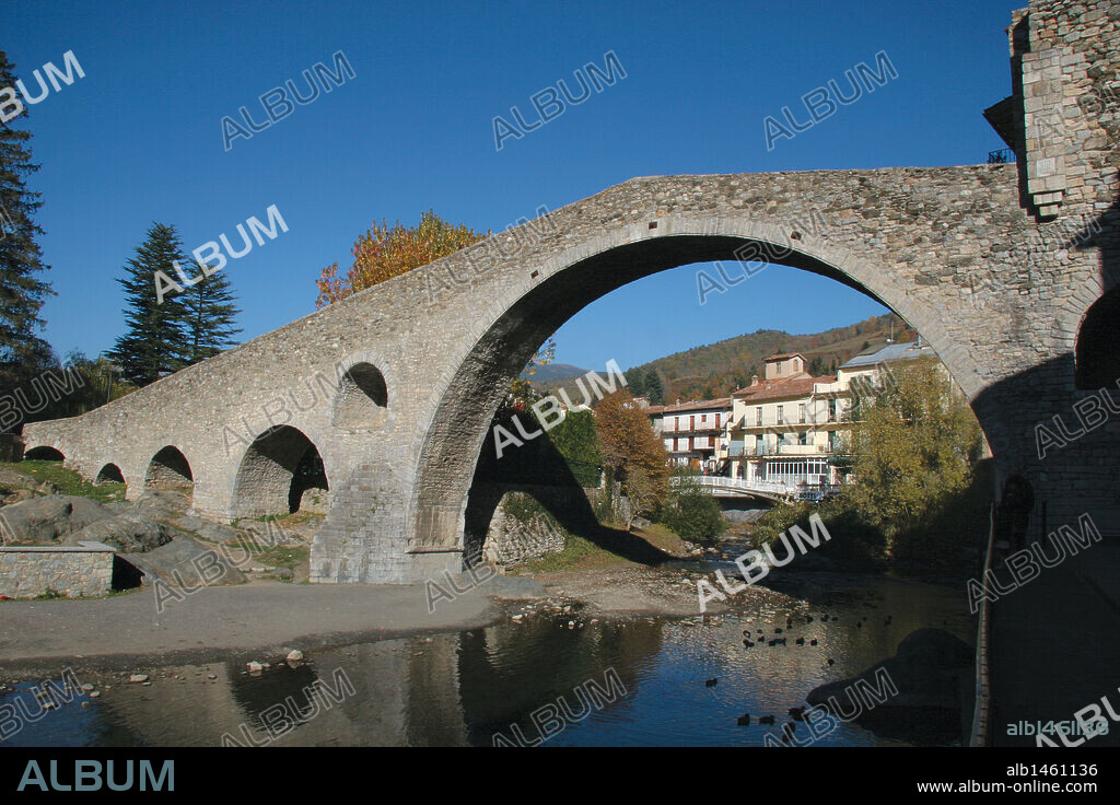 CATALUÑA. CAMPRODON. Vista general del "PONT NOU " (PUENTE NUEVO) construido sobre el río Ter entre los siglos XII-XIII. Comarca del Ripollés. Provincia de Girona.