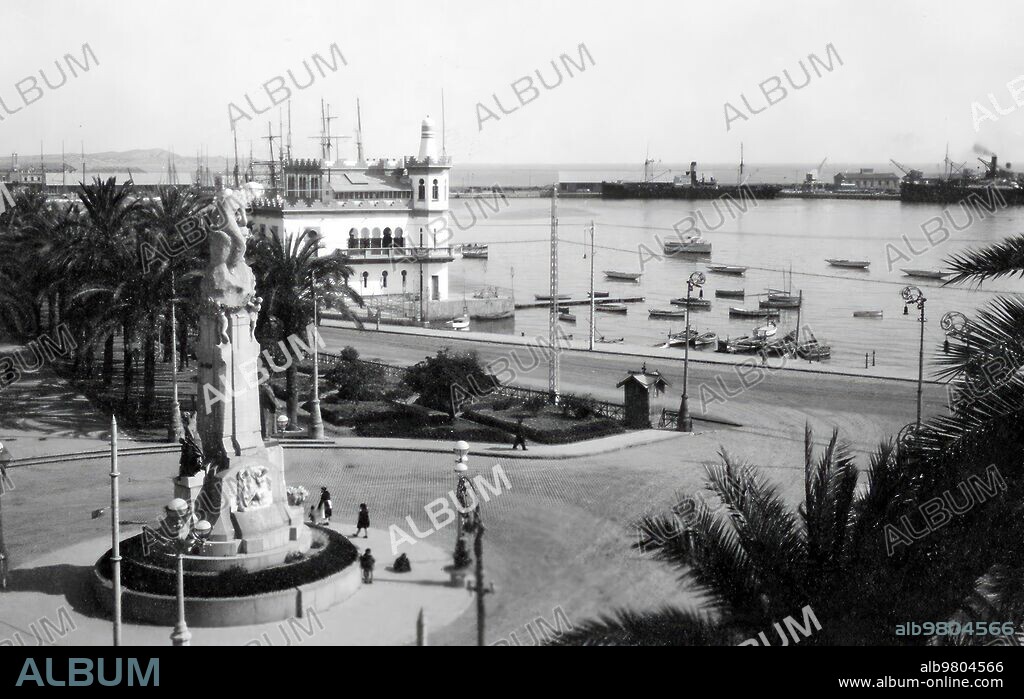 Alicante, 1930 (CA.). Una perspectiva del puerto, paseo y monumento a Don José Canalejas.