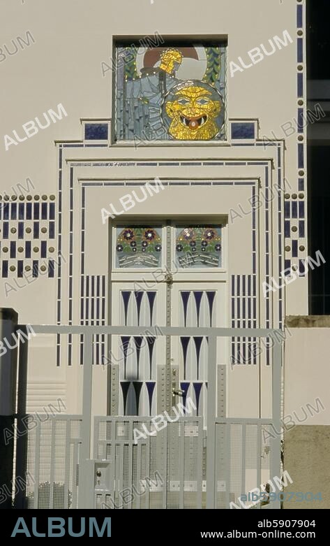 Wien (Österreich), 14. Bezirk, Villa Wagner II, Hüttelbergstr. 28. (erbaut 1912/13, Arch.: Otto Wagner). Teilansicht: Eingangstür mit Glasmosaiken, ausgeführt durch die "Wiener Mosaik-Werkstätte" von Leopold Forstner (1878-1936). Foto, undat.
