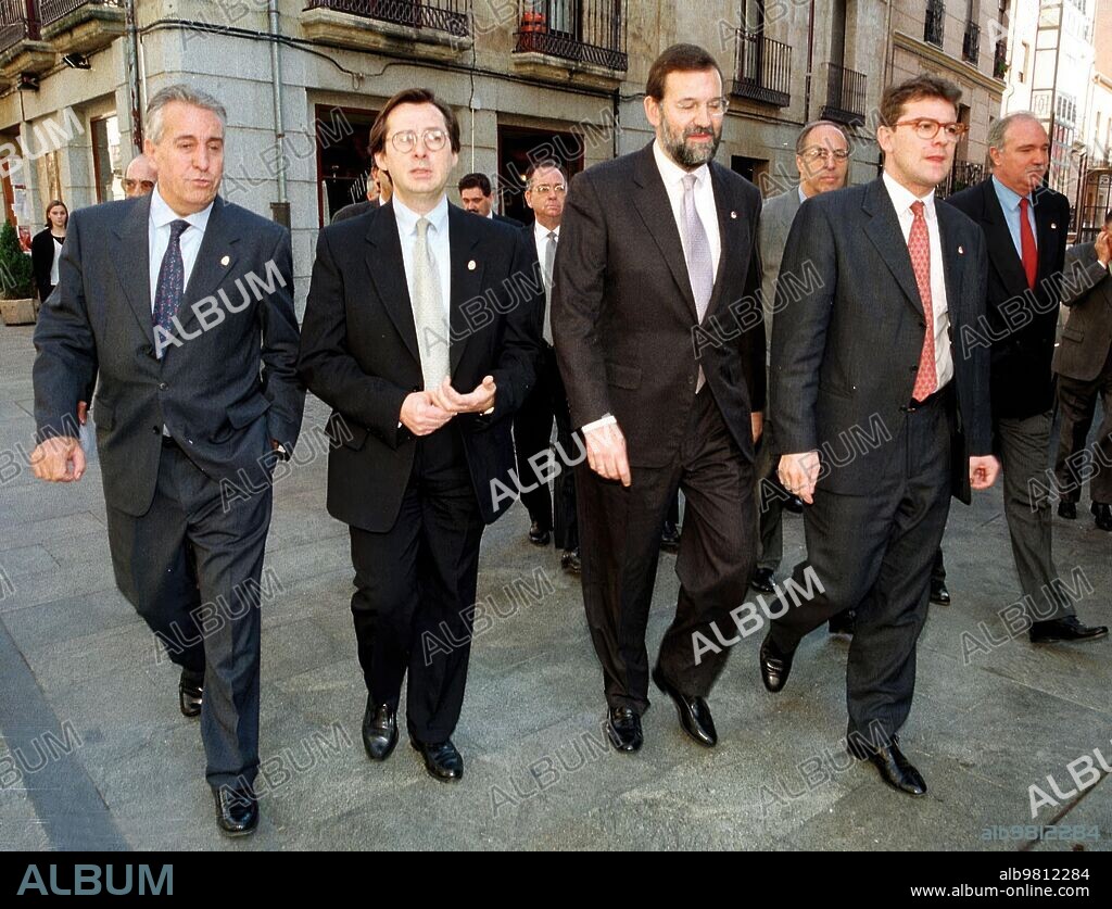 Horizontal - Salamanca 30-10-98 - foto David Arranz - el ministro Mariano Rajoy acompañado de Alfonso Fernández Mañueco, Pte de la diputación de Salamanca (Dcha), y de Gonzalo Robles (Izda).