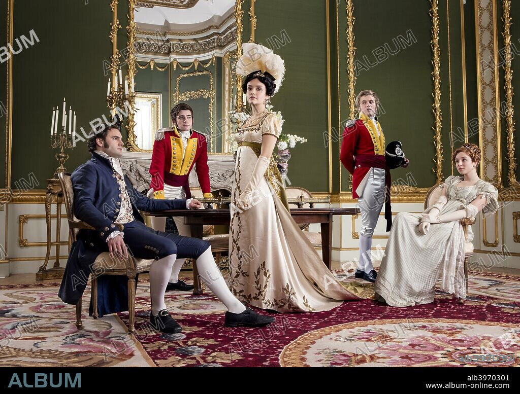 CHARLIE ROWE, JOHNNY FLYNN, OLIVIA COOKE y TOM BATEMAN en VANITY FAIR, 2018. Copyright MAMMOTH SCREEN/AMAZON/ITV.