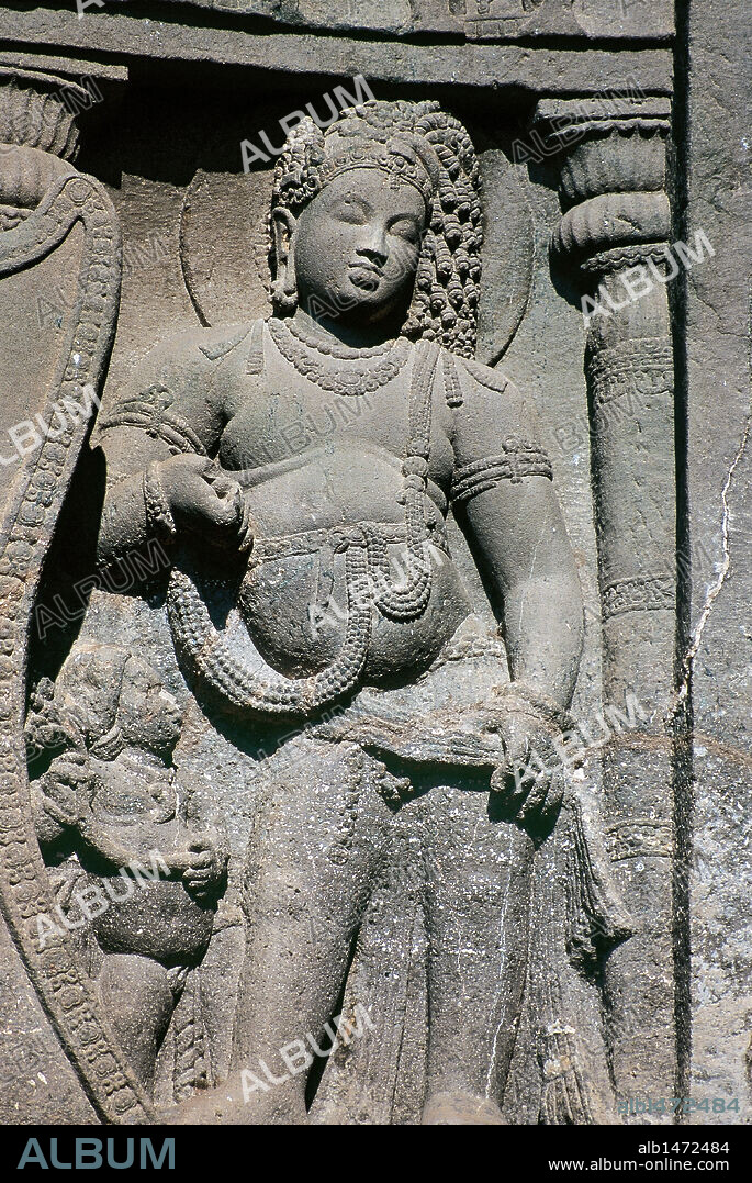 ARTE INDIO. CUEVAS DE AJANTA. Grupo de treinta cuevas compuesto por lugares de reunión ('chaityas') y monasterios ('viharas') budistas. S. -II al VII. Detalle escultórico de la cueva nº IX (chaitya). Alrededores de Ajanta. India.