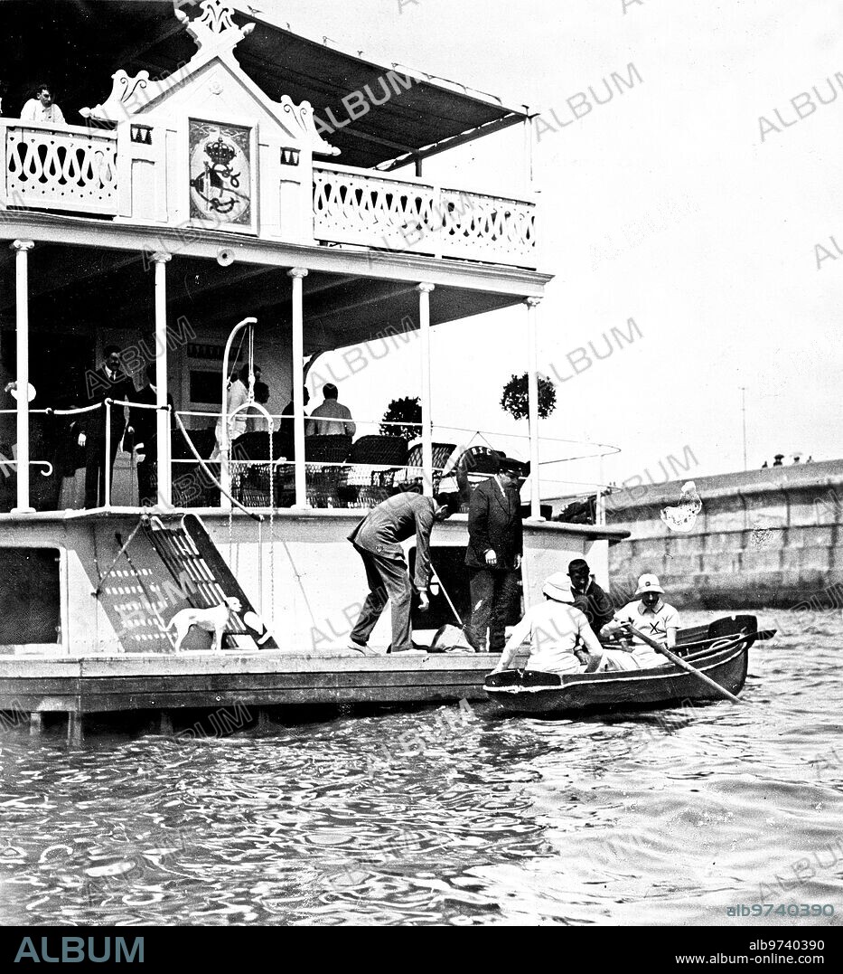 27 agosto 1912. En el club Nautico de Bilbao. S.M. el Rey (X), Remando en un bote pequeño ante la plataforma del real Sporting club.