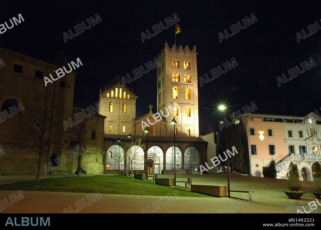 CATALUÑA. RIPOLL. Vista nocturna del MONASTERIO DE SANTA MARIA, fundado en el año 879 por Guifré el Pilós y consagrado en el 1032 por el abad Oliba. Declarado monumento histórico-artístico. Comarca del Ripollès. Provincia de Girona.