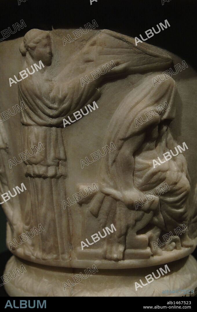 ARTE ROMANO. ITALIA. URNA FUNERARIA con relieves que representan a HERACLES (el "Hercules" romano) iniciándose en los MISTERIOS DE ELEUSIS. Mármol blanco. Pieza procedente del columbario cercano a la Porta Maggiore. Fechado probablemente a principios del período Imperial romano. Palacio Massimo. Museo Nacional Romano. Roma. Italia. Europa.