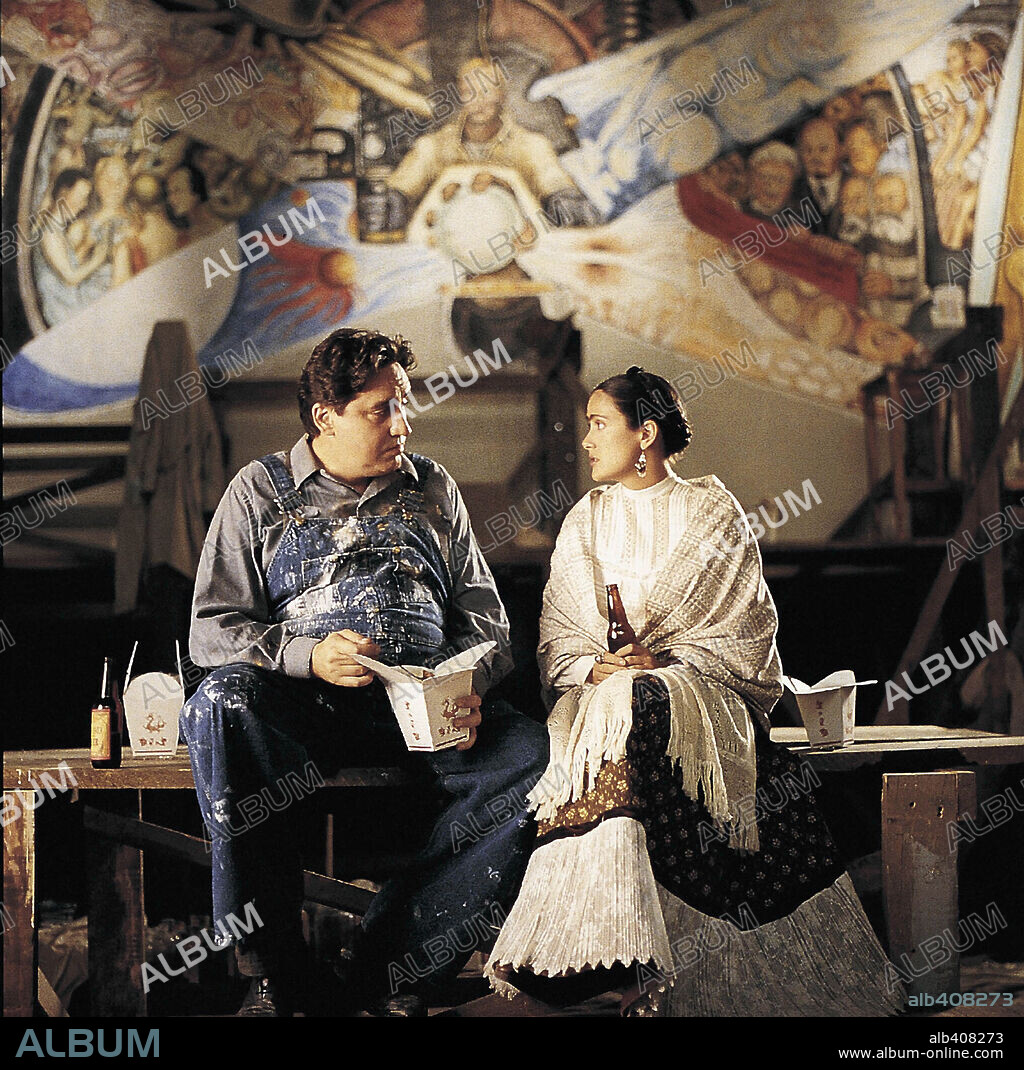 ALFRED MOLINA y SALMA HAYEK en FRIDA, 2002, dirigida por JULIE TAYMOR. Copyright MIRAMAX.