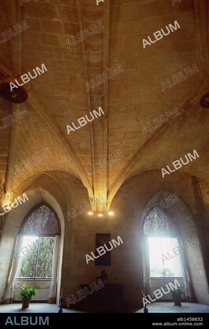 ARTE GOTICO. ESPAÑA. PALACIO DE LA ALMUDAINA. Antigua alcazaba y palacio real, que aún conserva restos de las murallas romanas y árabes. Vista parcial del SALON DEL TINELL. PALMA DE MALLORCA. MALLORCA. Islas Baleares.